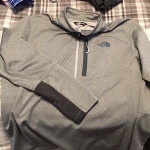 Men’s Northface pullover.